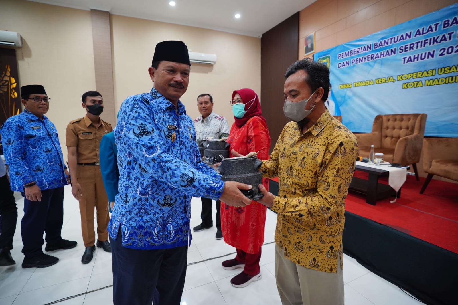 Dukung UMKM, Wali Kota Serahkan Alat Batik Hingga Sertifikasi Halal Ke Pelaku Usaha