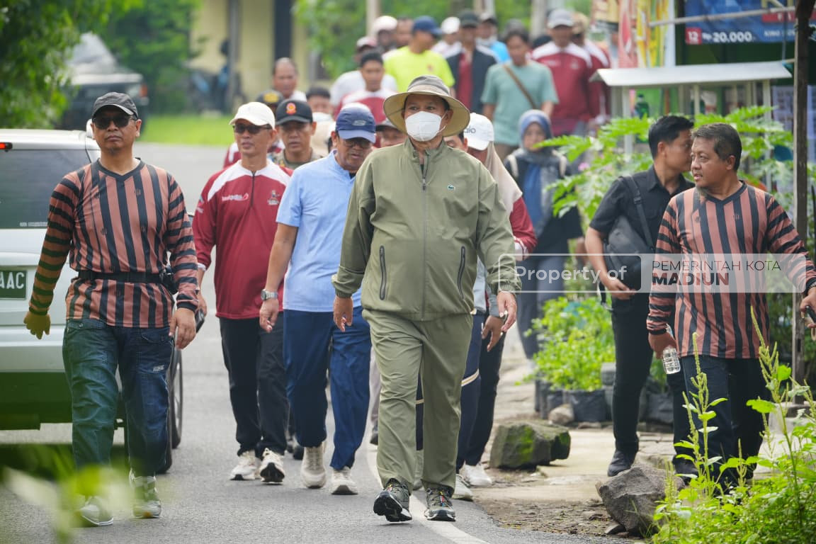 Jalan Kaki Bersama Pejabat Perangkat Daerah, Wali Kota Madiun Serahkan Bantuan di Kelurahan Winongo dan Kelurahan Manguharjo