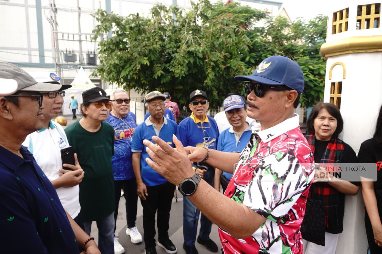 Olahraga Bersama Para Profesor Unair, Wali Kota Kenalkan Kota Sekaligus Minta Saran Masukan