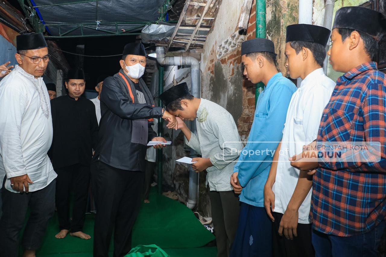Pererat Silaturahmi, Wali Kota Madiun Hadiri Sholat Isya Bersama Warga Jalan Citarum di Mushola Al Barokah