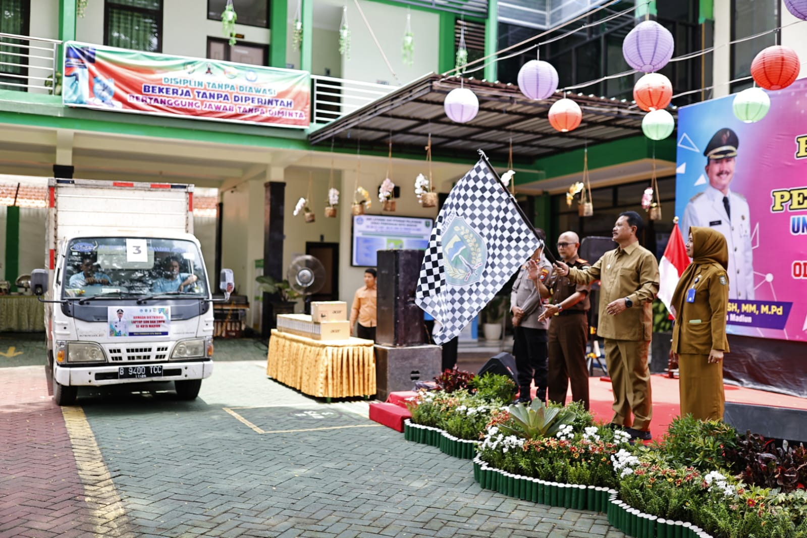Laptop Gratis Dibagikan Kepada Siswa, Wali Kota Harap Peningkatan SDM Berkualitas Di Kota Pendekar