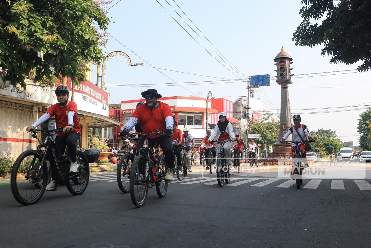 Gowes Sambil Pantau Kota, Wali Kota Madiun Cek Progres MPP dan Sapa Warga di Sepanjang Rute