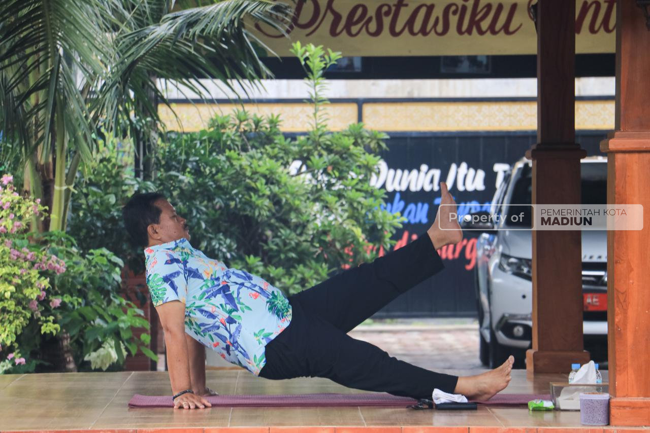 Tingkatkan Stamina dan Produktivitas Abdi Negara Melalui Senam Yoga