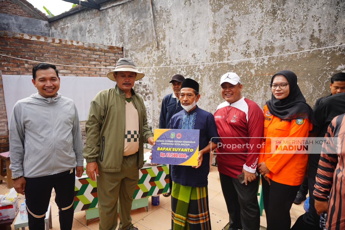 Jalan Kaki Bersama Pejabat Perangkat Daerah, Wali Kota Madiun Serahkan Bantuan di Kelurahan Winongo dan Kelurahan Manguharjo