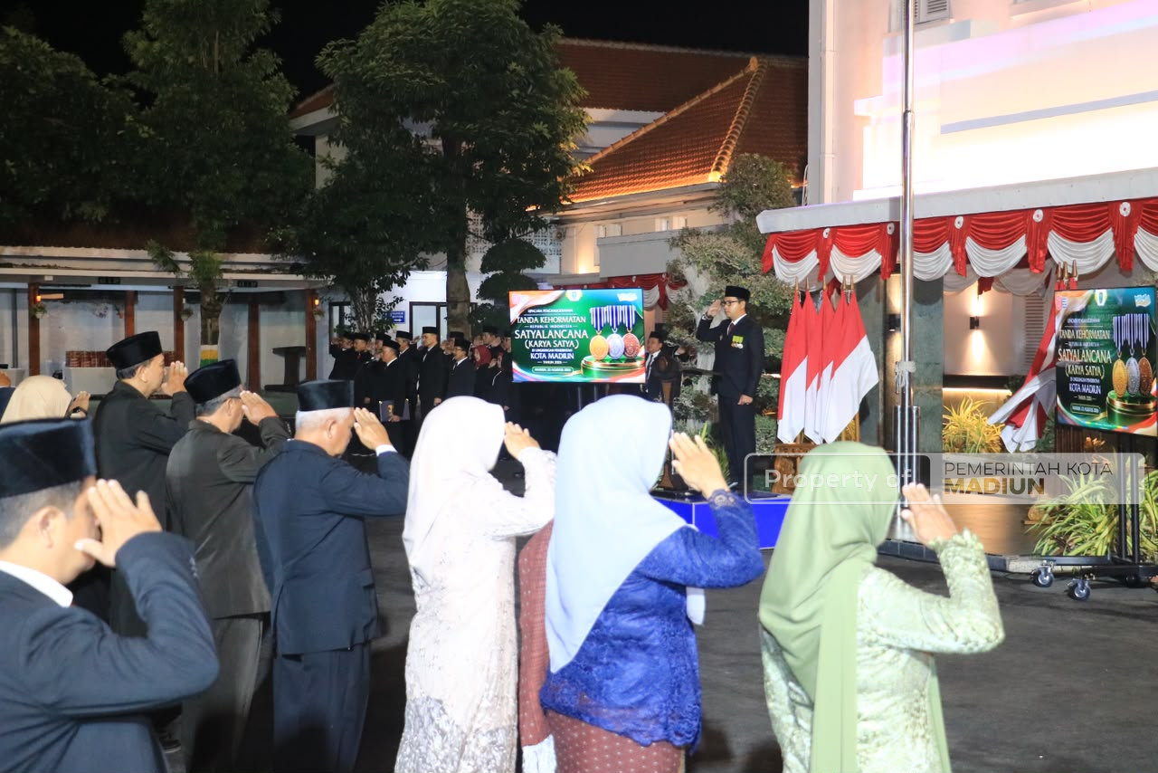 Plt Wali Kota Madiun Serahkan Tanda Kehormatan Satyalancana, Dorong ASN Jadi Jangkar Pemerintahan dan Konsisten Berikan Pelayanan Terbaik