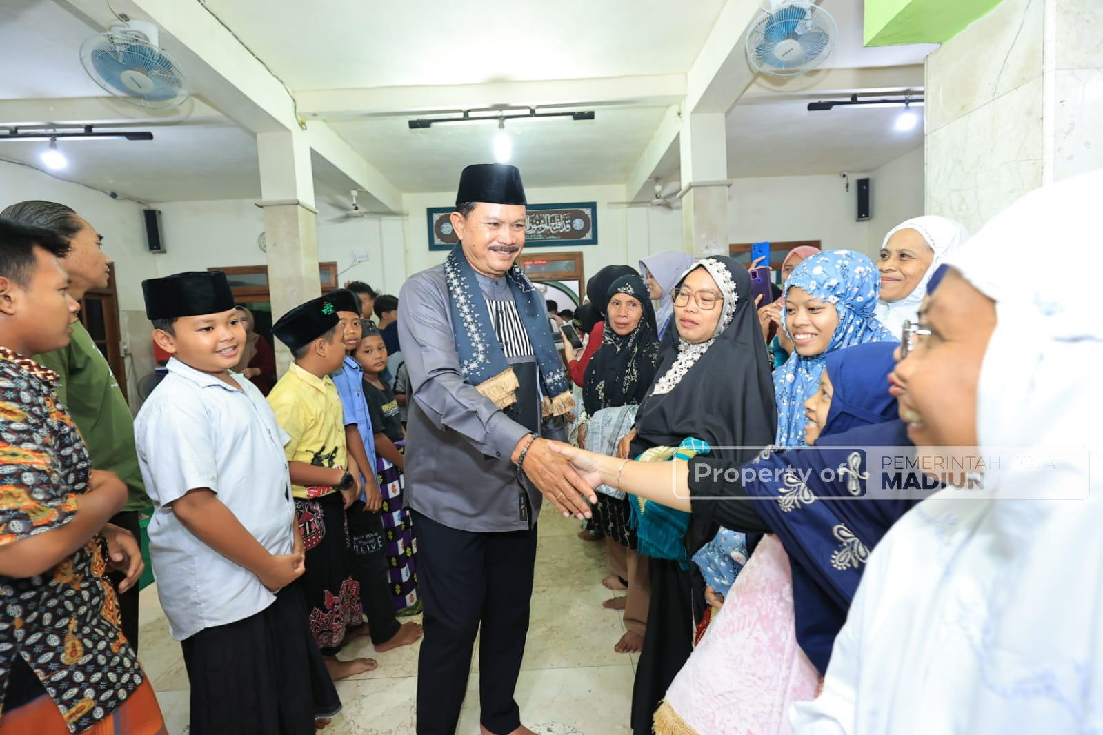 Safari Salat Isya, Salat Jemaah hingga Serahkan Santunan Warga